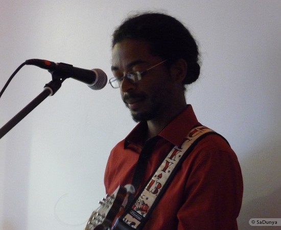 Pedro, le mec qui chante (seul)